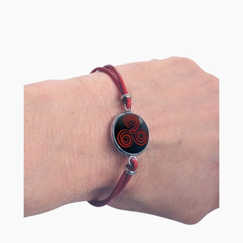 Bracelet Breton "Âme Celte" - Cabochon, verre et cuir rouge en situation