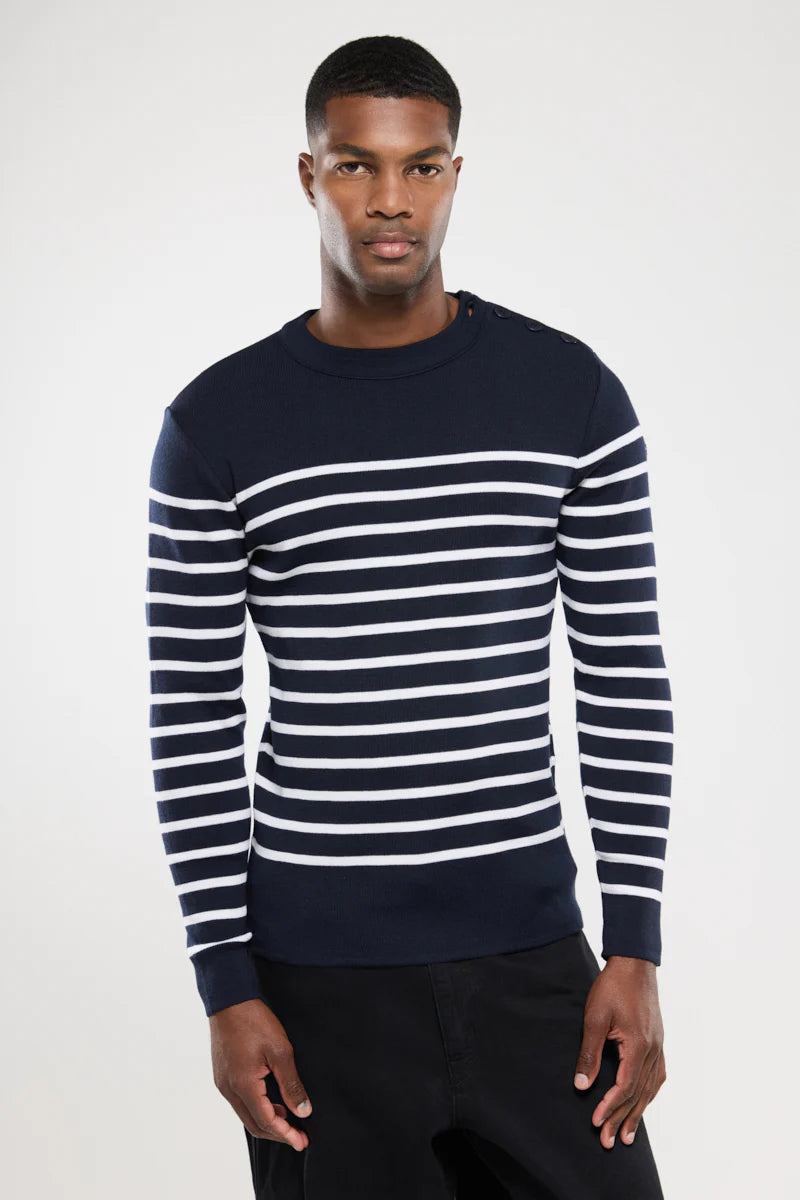 Pull marin Goulenez rayé bleu marine et blanc, coloris Navire Milk, porté de face