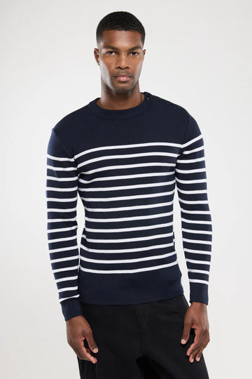 Pull marin Goulenez rayé bleu marine et blanc, coloris Navire Milk, porté de face