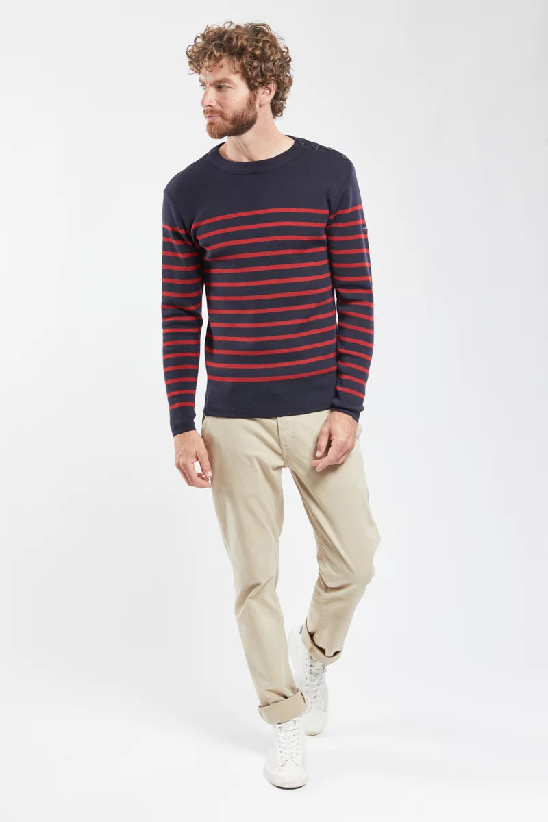 Pull marin Goulenez rayé bleu marine et rouge, coloris Navire Piment, porté en pied