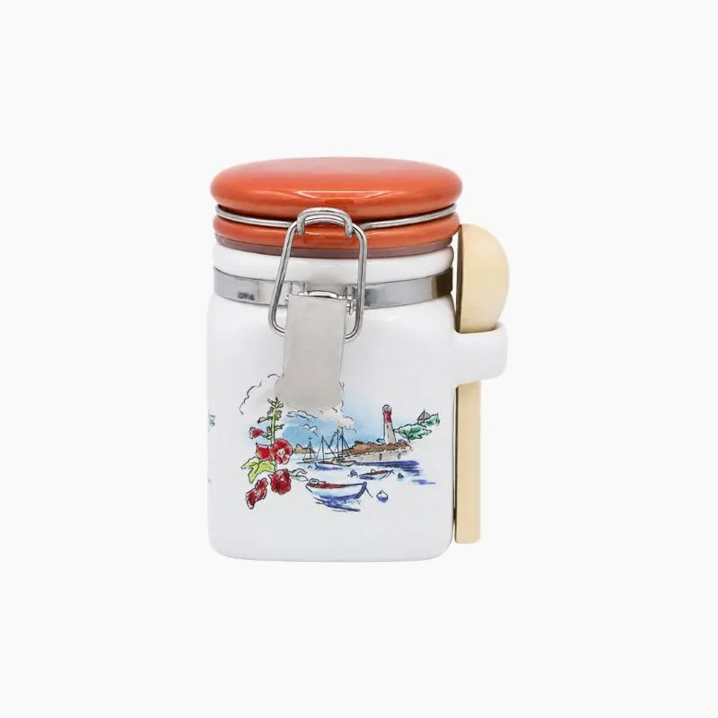Pot à sel en céramique blanche à décor de port breton, couvercle terracotta à clip et cuillère en bois